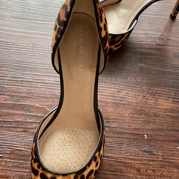 Selling animal print heels hardly been worn. Very good condition & very sexy. - Picture 3 of 4